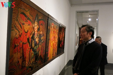 “Going into a trance” ritual depicted in Tran Tuan Long’s lacquer paintings - ảnh 1